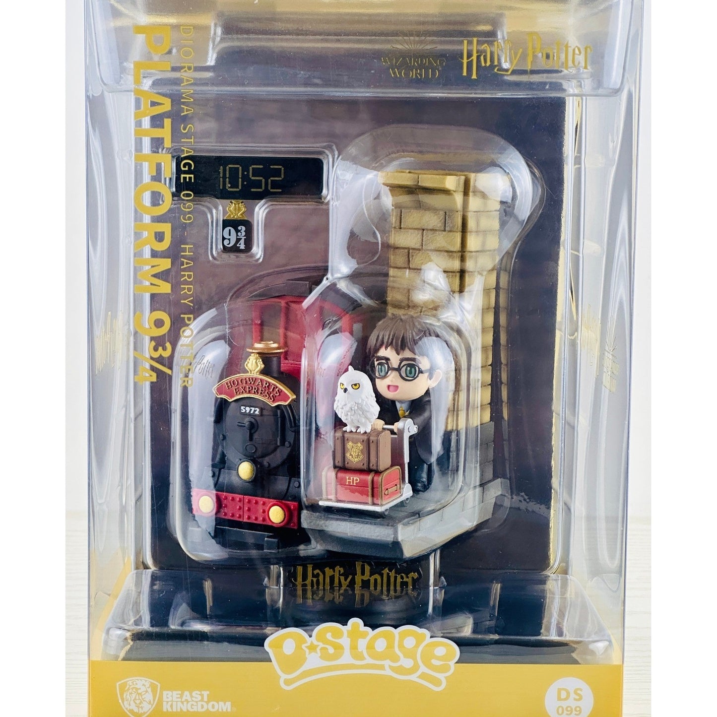Harry Potter Platform 9 3/4 Diorama Figurine by Beast Kingdom, Licensed by Beast Kingdom